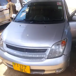 Toyota IST 2005 Silver