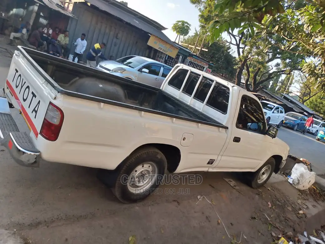 Toyota Hilux 1999 White