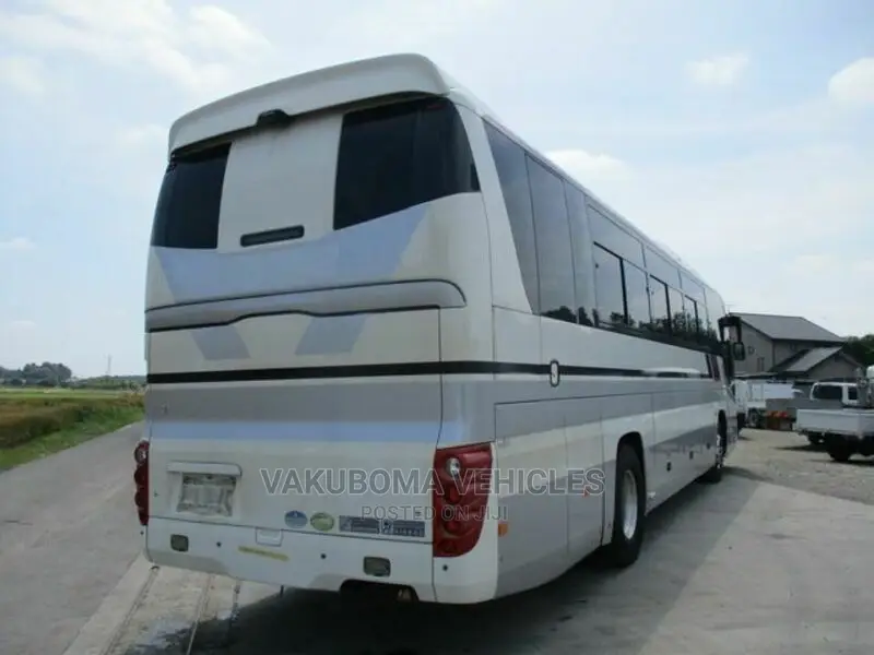 Isuzu Executive Bus 2007 White