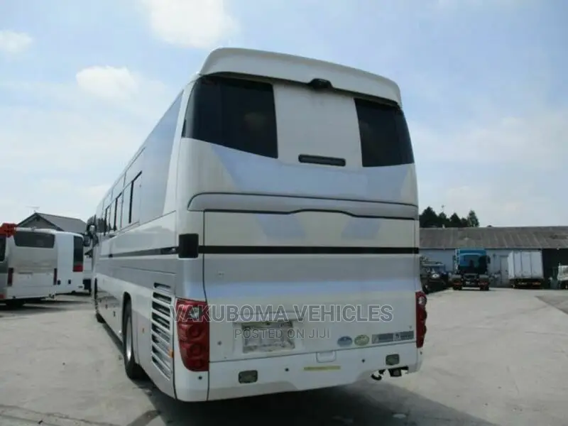 Isuzu Executive Bus 2007 White