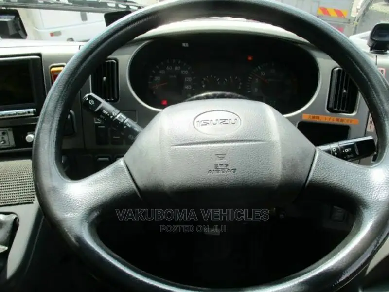 Isuzu Executive Bus 2007 White