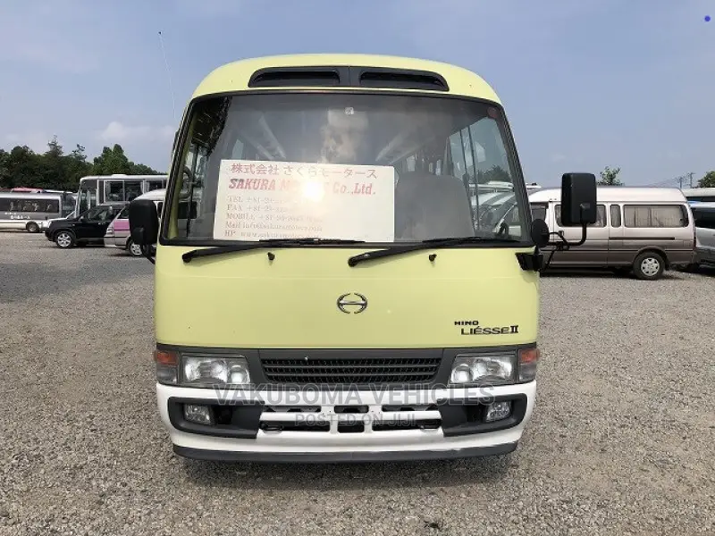 Hino Dutro 2011 Yellow