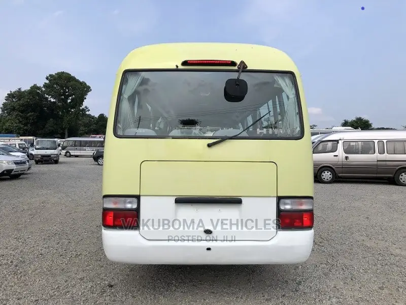 Hino Dutro 2011 Yellow