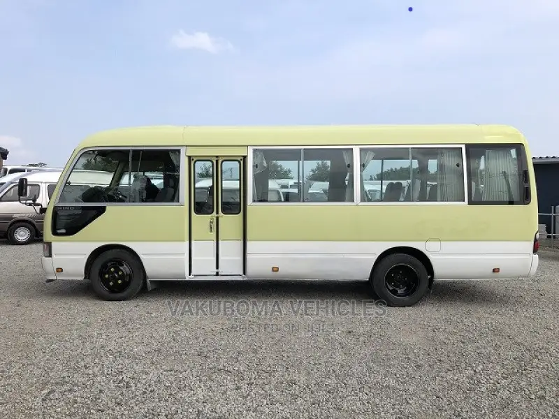 Hino Dutro 2011 Yellow