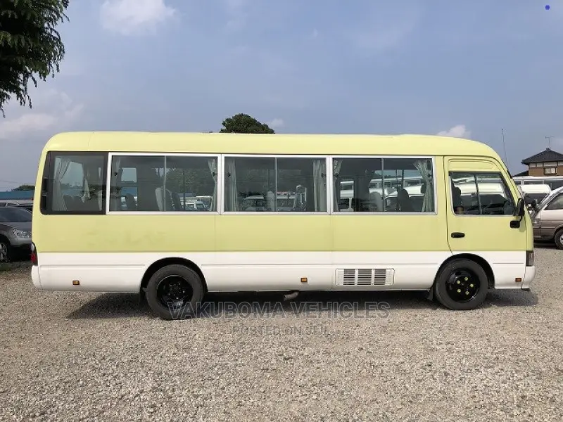 Hino Dutro 2011 Yellow