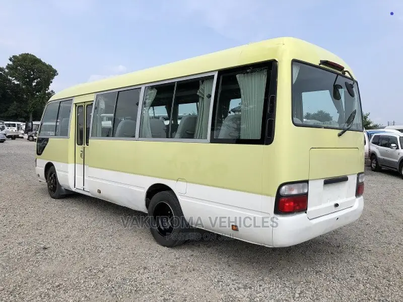Hino Dutro 2011 Yellow