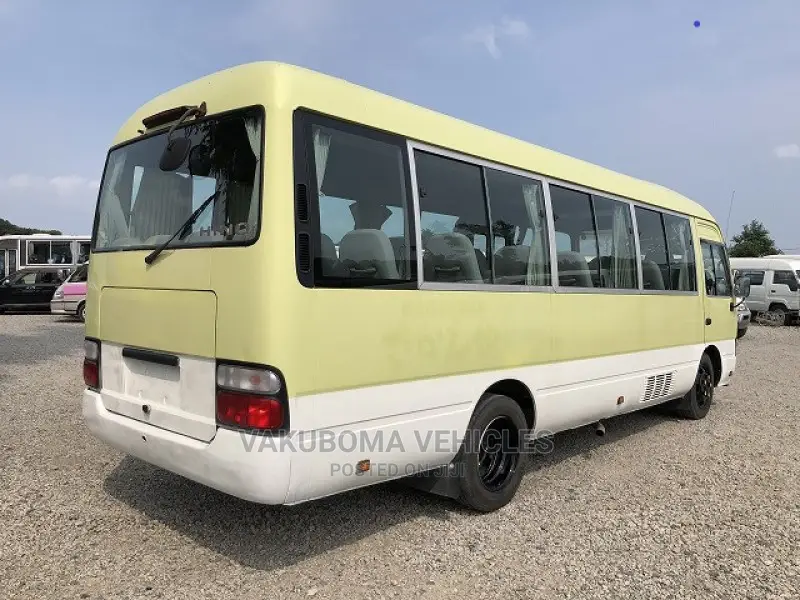 Hino Dutro 2011 Yellow
