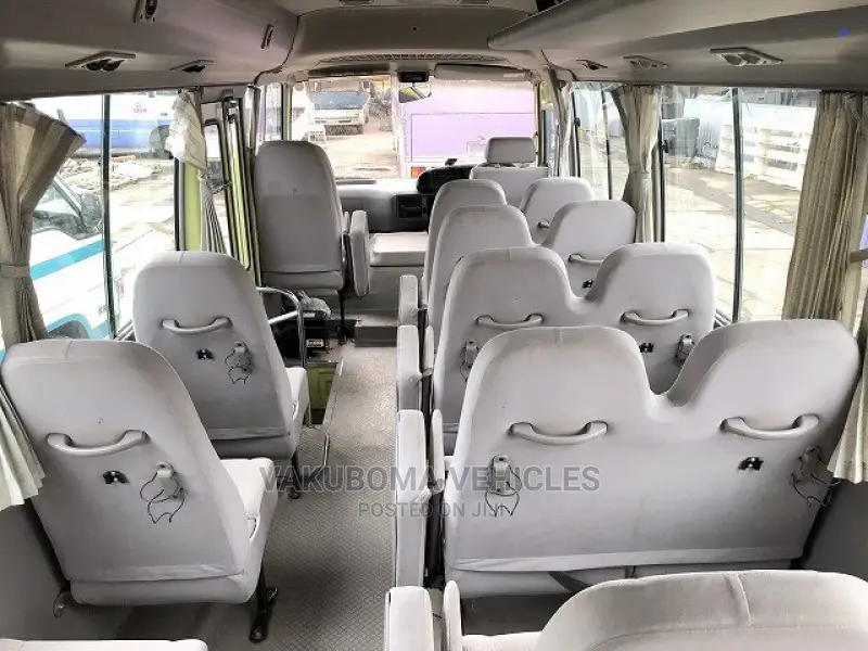 Hino Dutro 2011 Yellow