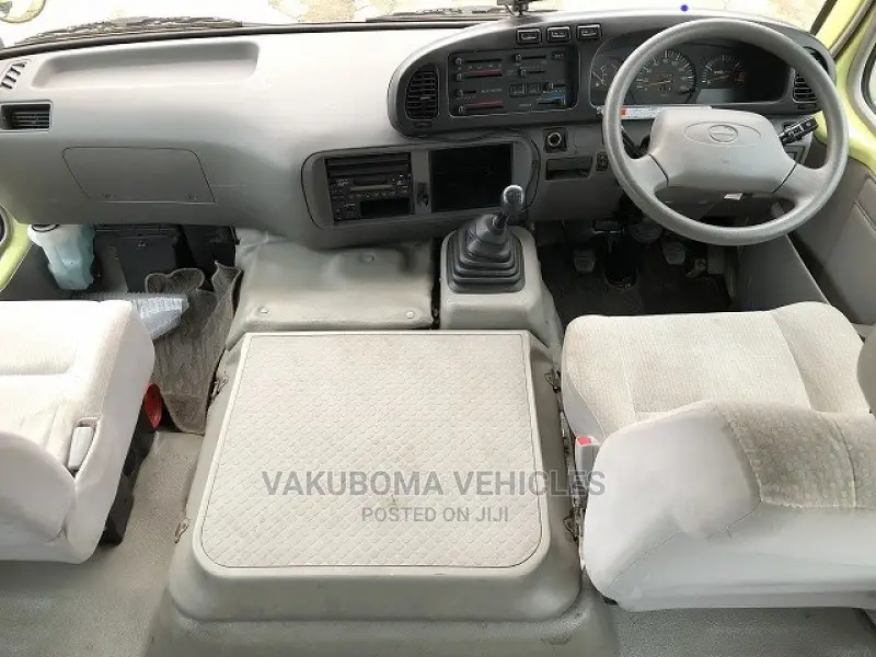 Hino Dutro 2011 Yellow