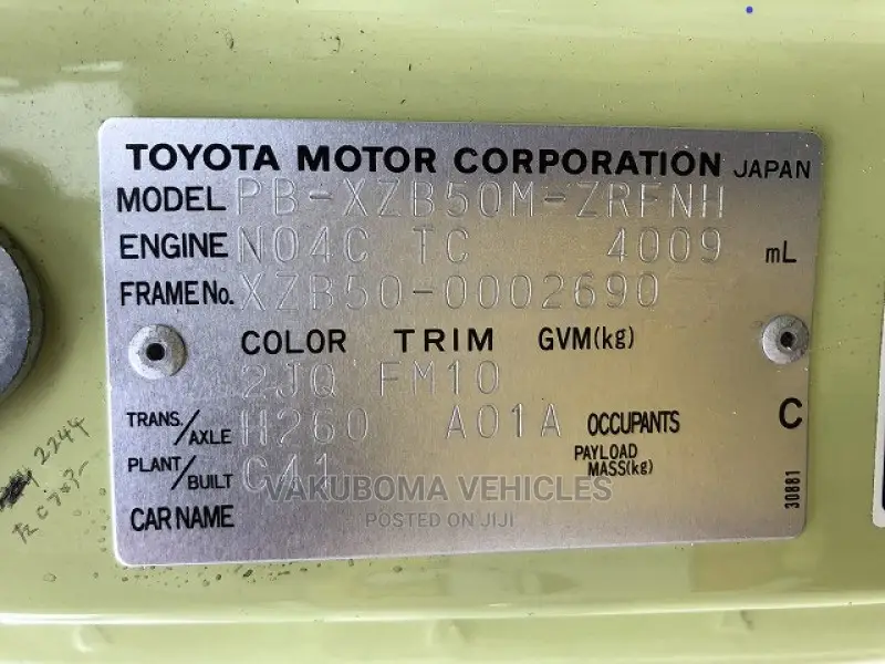 Hino Dutro 2011 Yellow