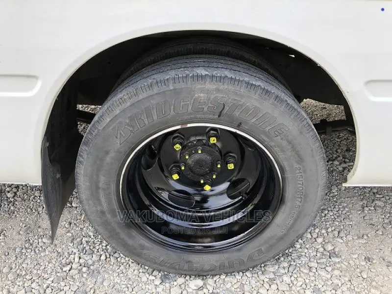 Hino Dutro 2011 Yellow