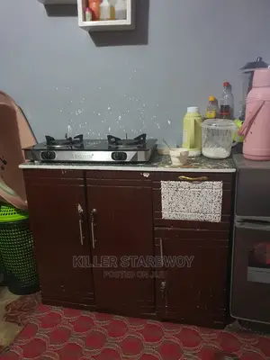 Meza Ya Jiko Pamoja Na Jiko La Plates
