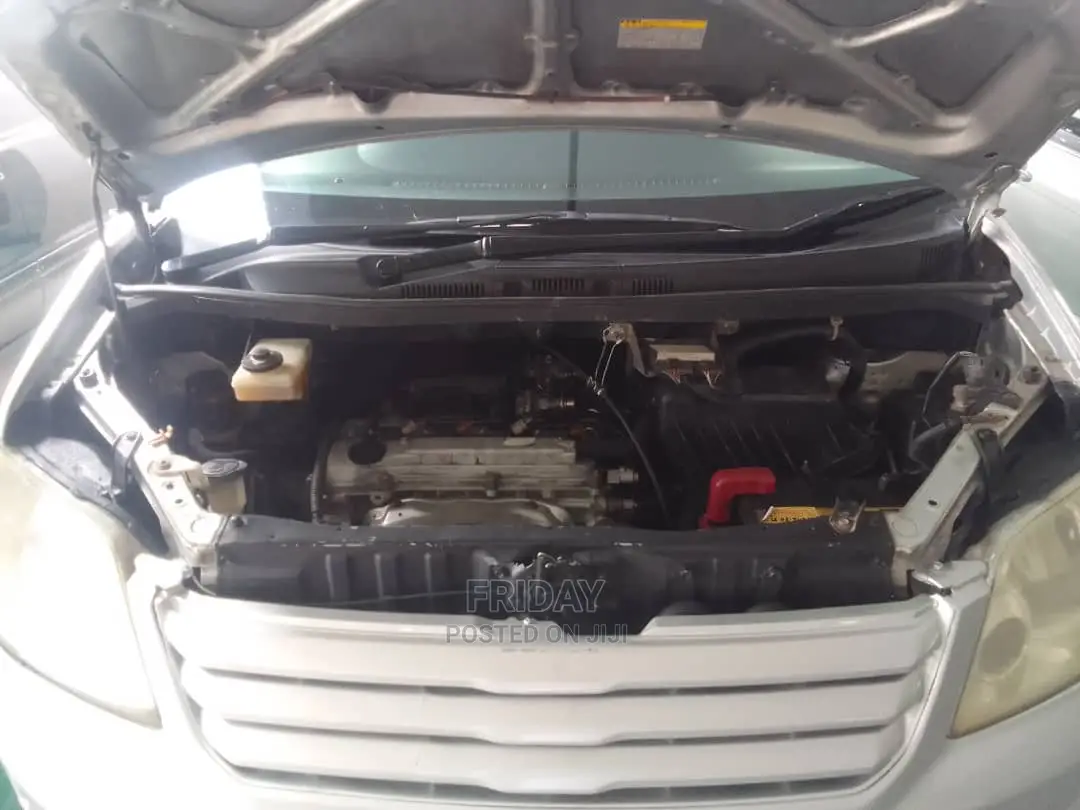 Toyota Noah 2.0 FWD (8 Seater) 2005 Silver