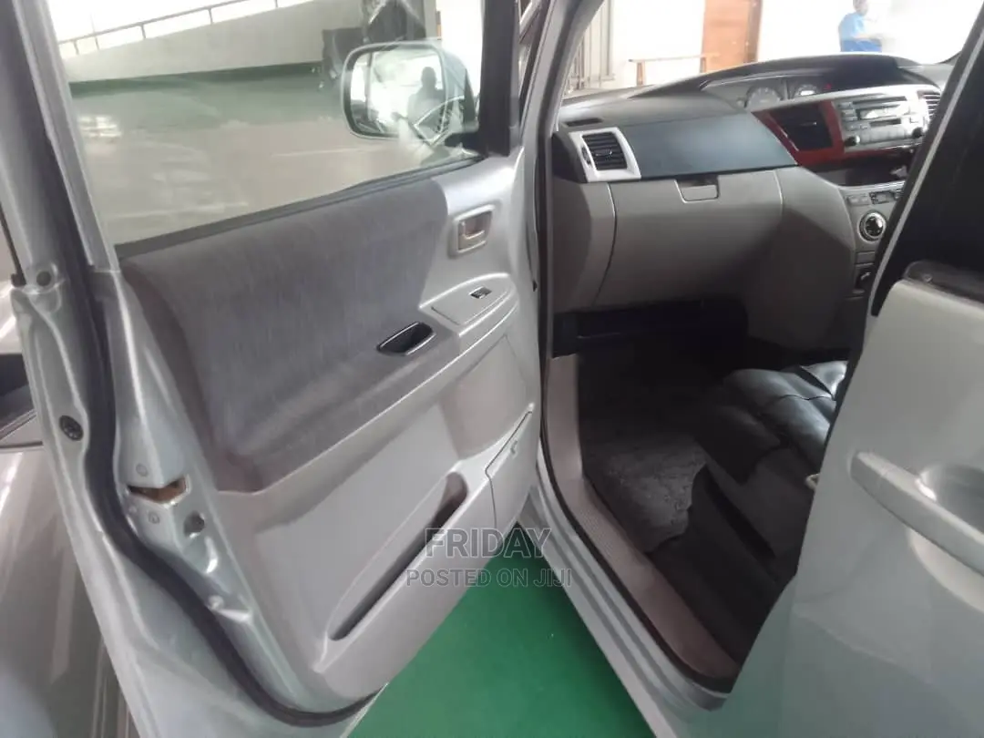 Toyota Noah 2.0 FWD (8 Seater) 2005 Silver