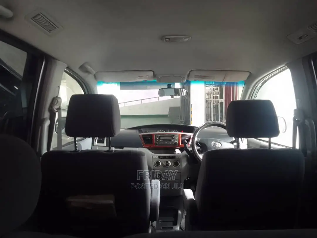 Toyota Noah 2.0 FWD (8 Seater) 2005 Silver