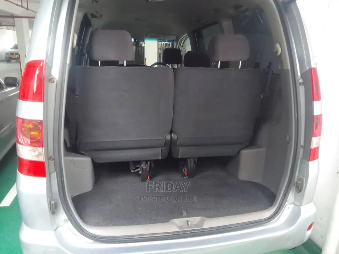 Toyota Noah 2.0 FWD (8 Seater) 2005 Silver