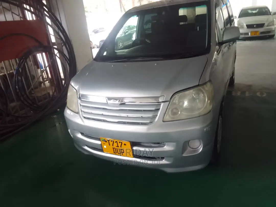 Toyota Noah 2.0 FWD (8 Seater) 2005 Silver