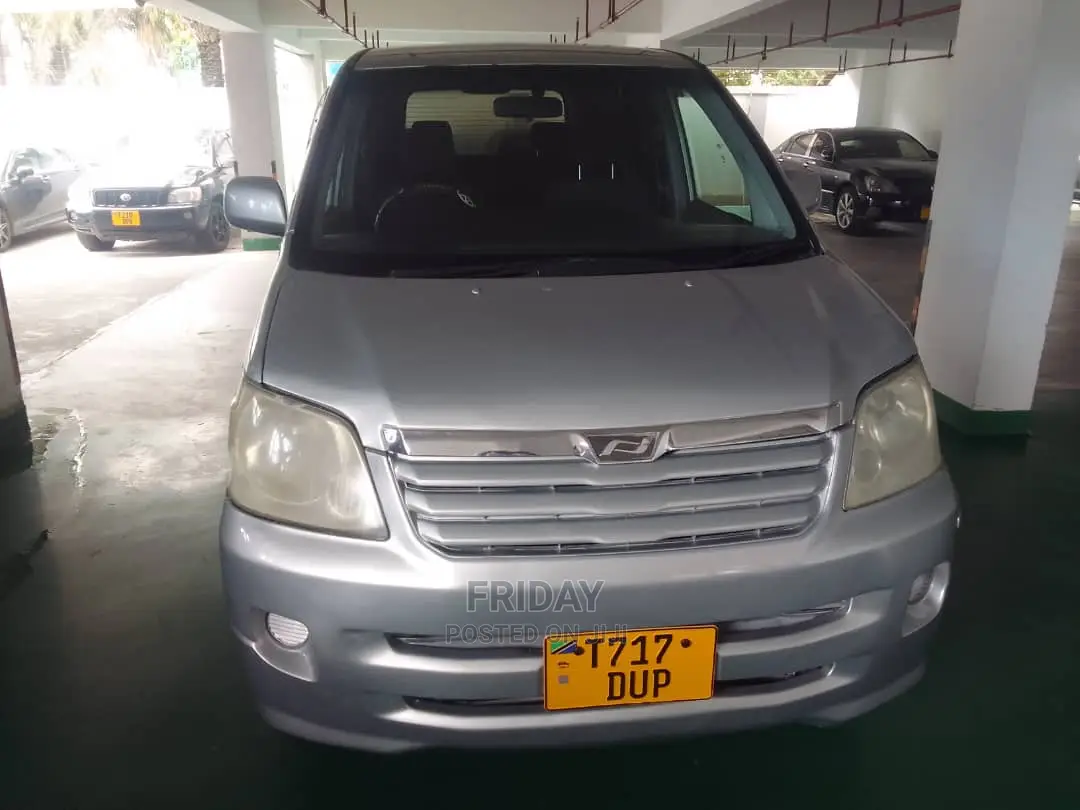 Toyota Noah 2.0 FWD (8 Seater) 2005 Silver