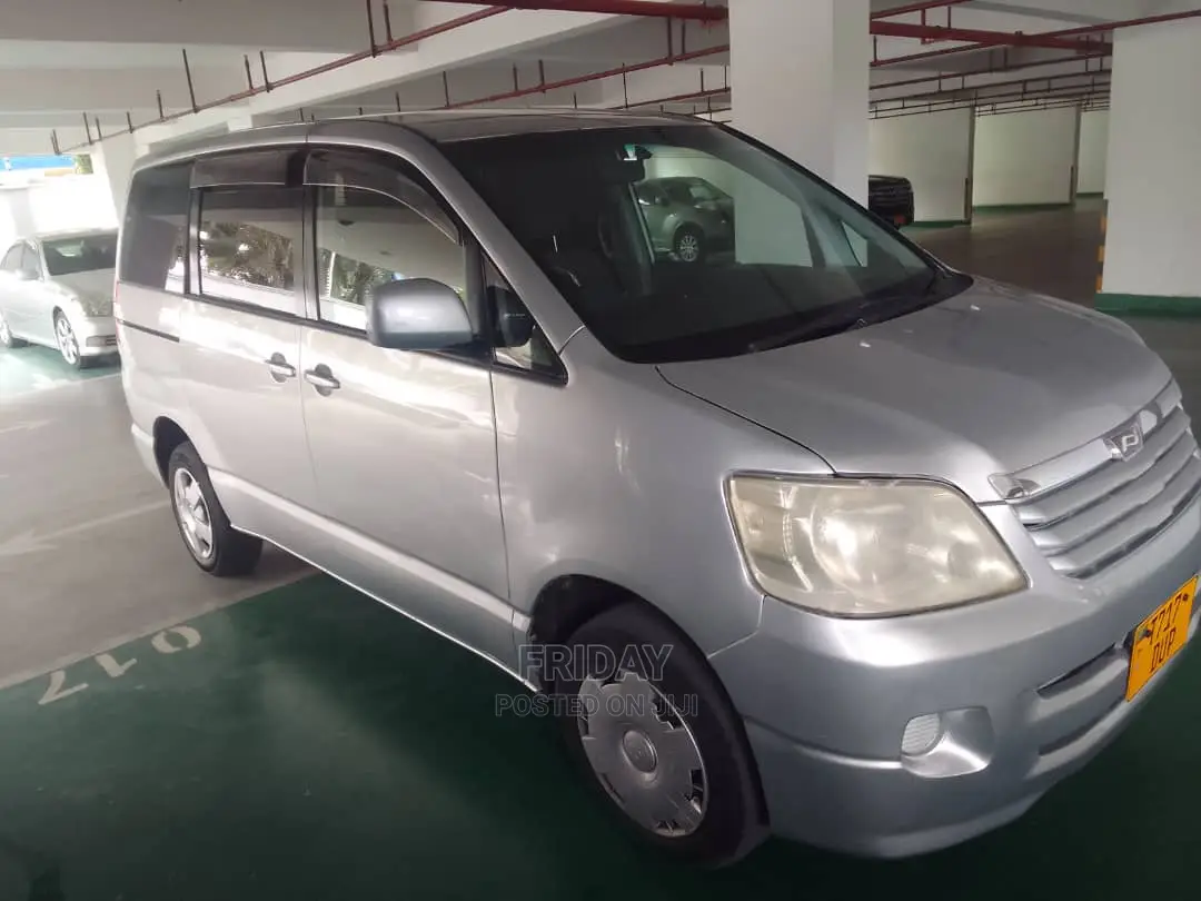 Toyota Noah 2.0 FWD (8 Seater) 2005 Silver