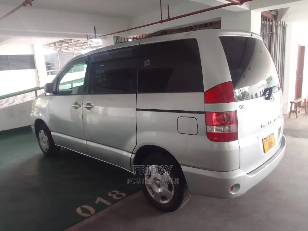 Toyota Noah 2.0 FWD (8 Seater) 2005 Silver