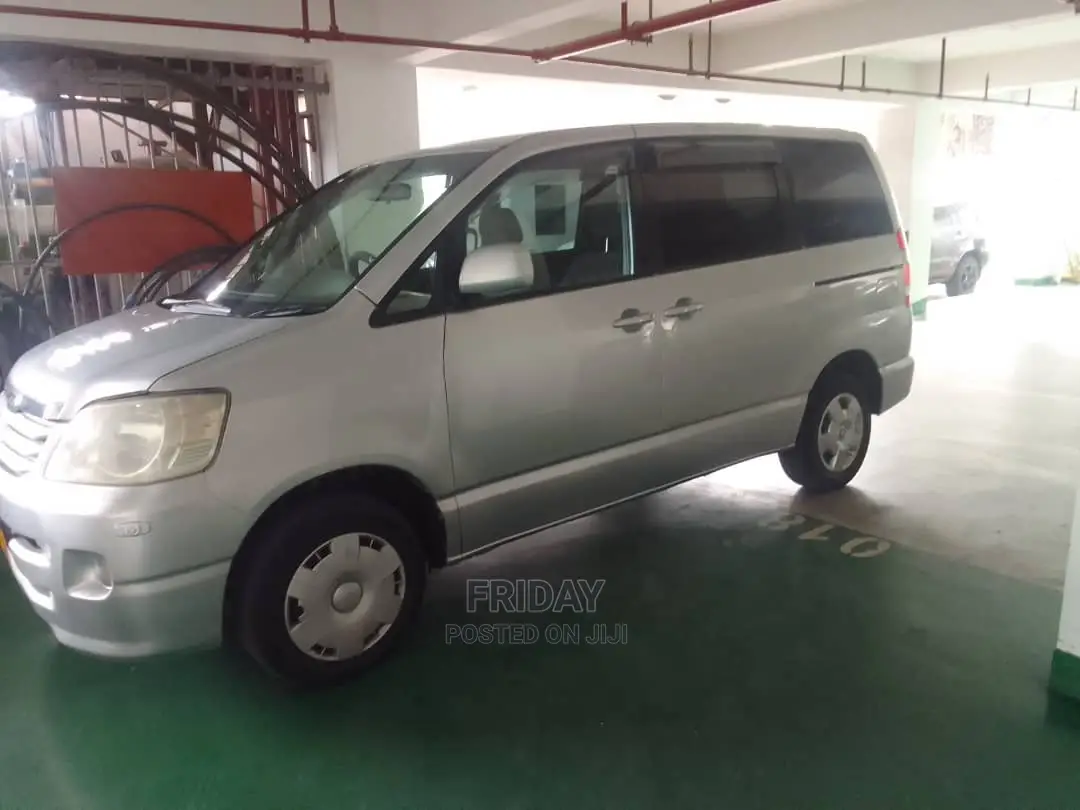 Toyota Noah 2.0 FWD (8 Seater) 2005 Silver