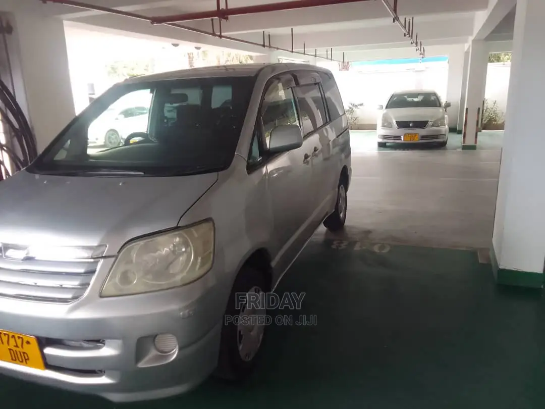 Toyota Noah 2.0 FWD (8 Seater) 2005 Silver
