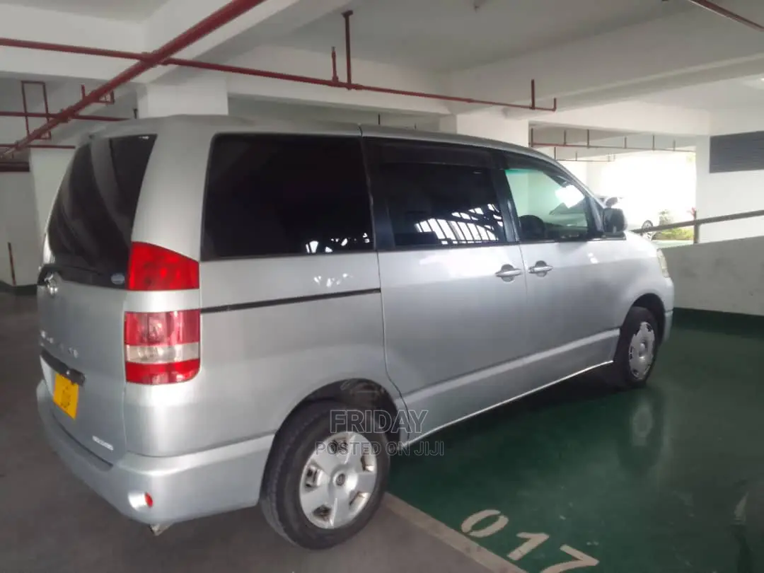 Toyota Noah 2.0 FWD (8 Seater) 2005 Silver