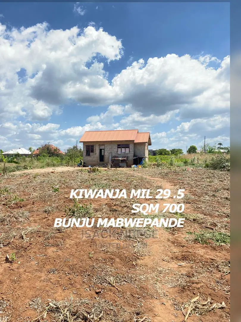 Kiwanja SQM 700 Mabwepande