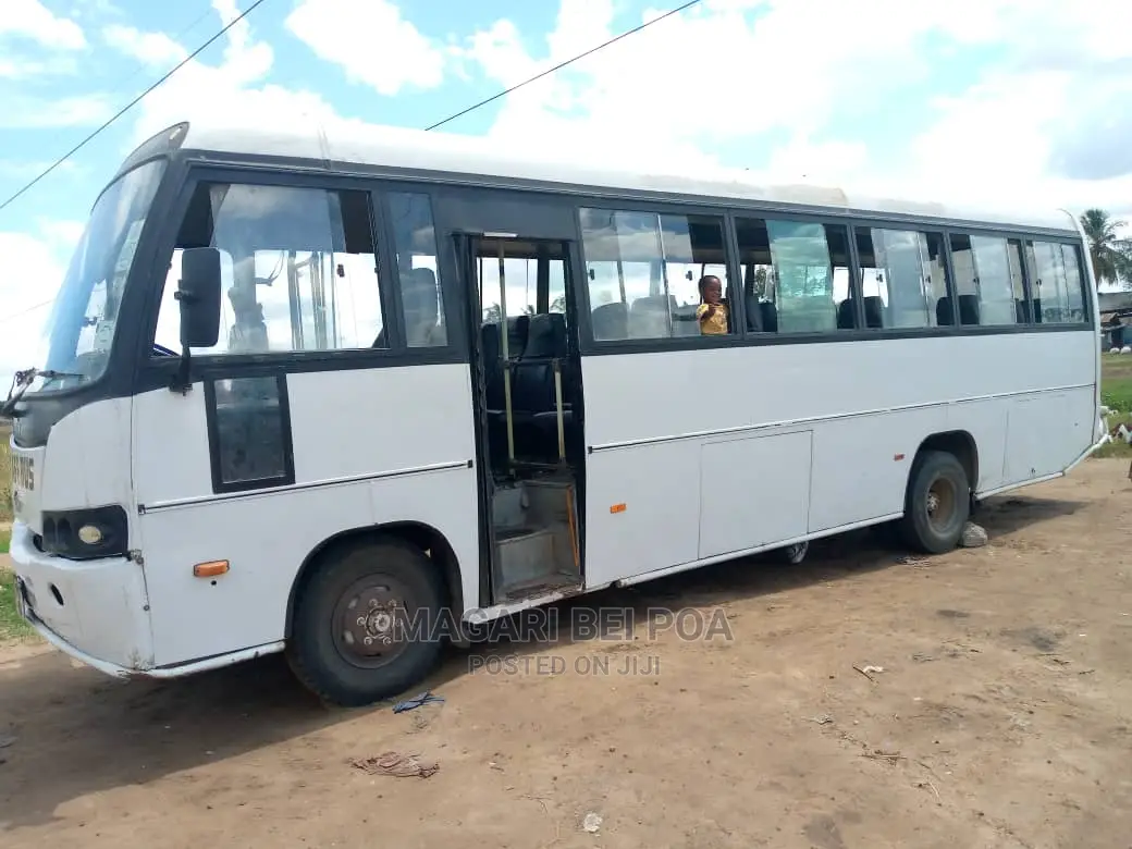 Tata Starbus Ultra Skool 2001 White