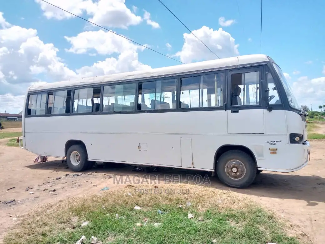 Tata Starbus Ultra Skool 2001 White