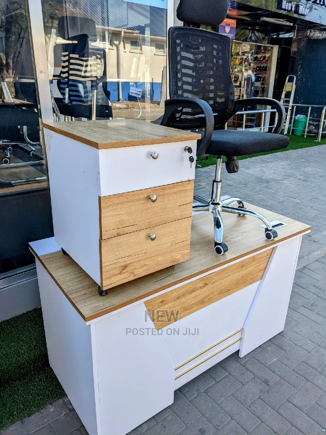 Executive Multicolour Table With Headrest Chair