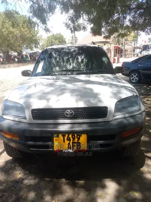 Toyota RAV4 Base 4x4 1999 White