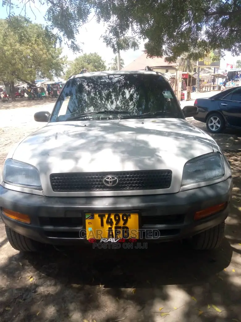 Toyota RAV4 Base 4x4 1999 White
