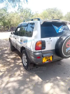 Toyota RAV4 Base 4x4 1999 White