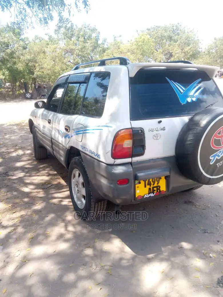 Toyota RAV4 Base 4x4 1999 White