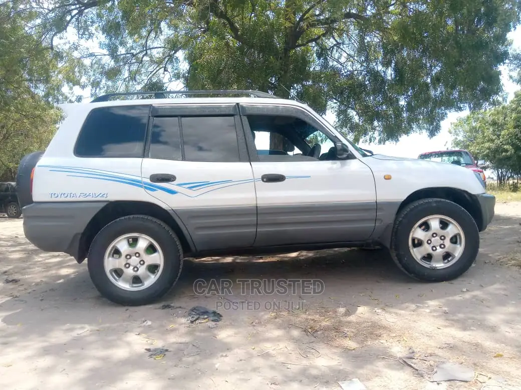 Toyota RAV4 Base 4x4 1999 White