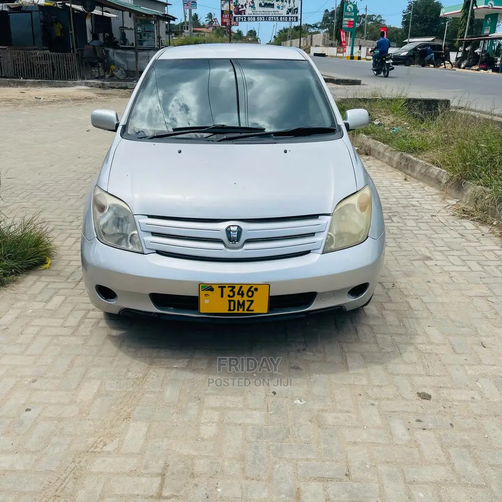 Toyota IST 2004 Silver