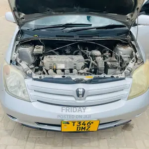 Toyota IST 2004 Silver