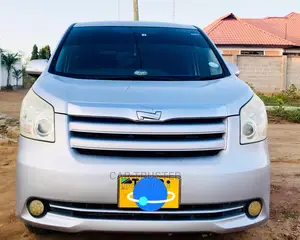 Toyota Noah 2.0 143hp FWD (7 Seater) 2010 Silver