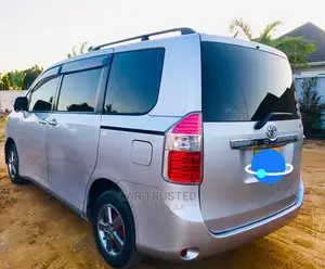 Toyota Noah 2.0 143hp FWD (7 Seater) 2010 Silver