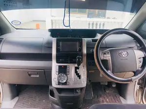 Toyota Noah 2.0 143hp FWD (7 Seater) 2010 Silver