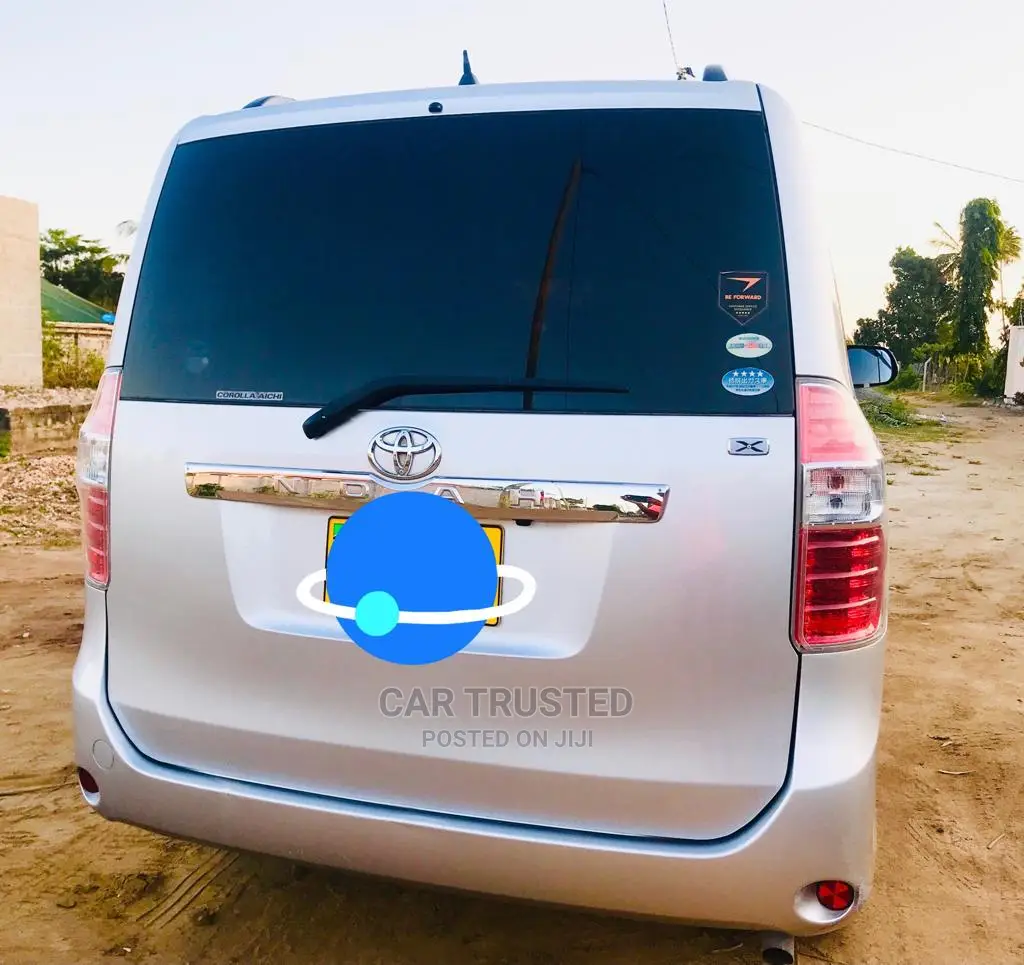 Toyota Noah 2.0 143hp FWD (7 Seater) 2010 Silver
