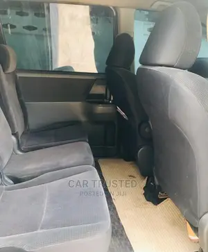 Toyota Noah 2.0 143hp FWD (7 Seater) 2010 Silver