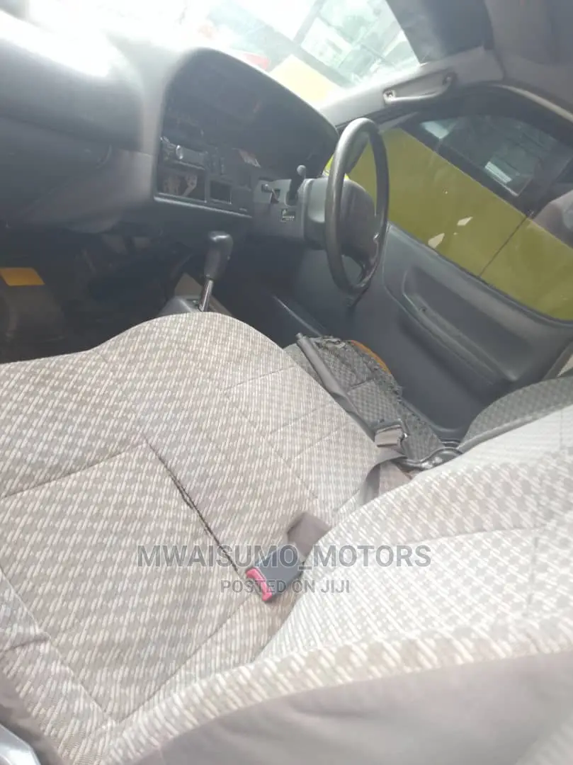 Toyota HiAce 2000 White