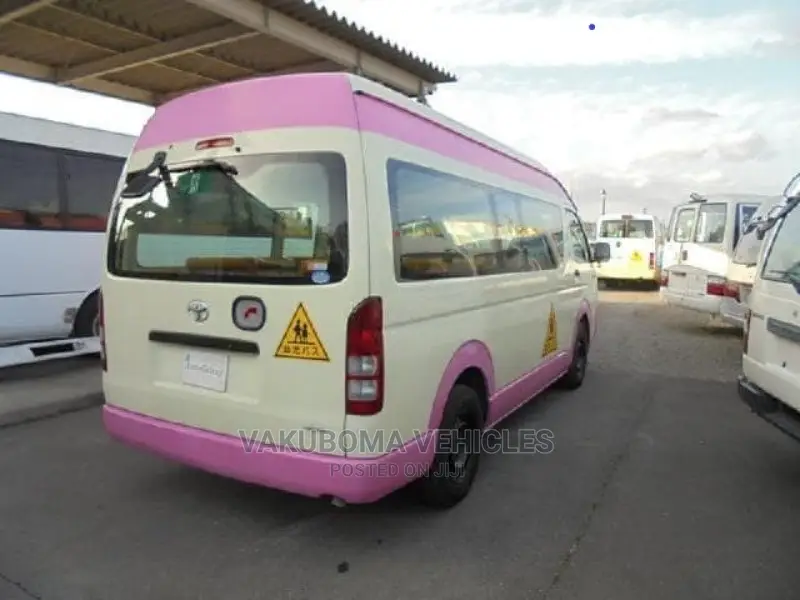 Toyota HiAce 2009 Pink
