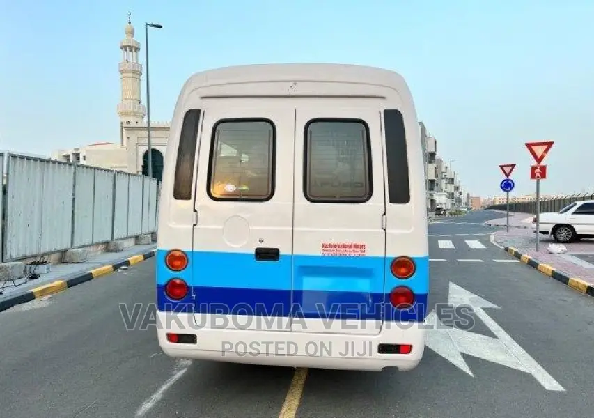 Mitsubishi Fuso Rosa 2000 White