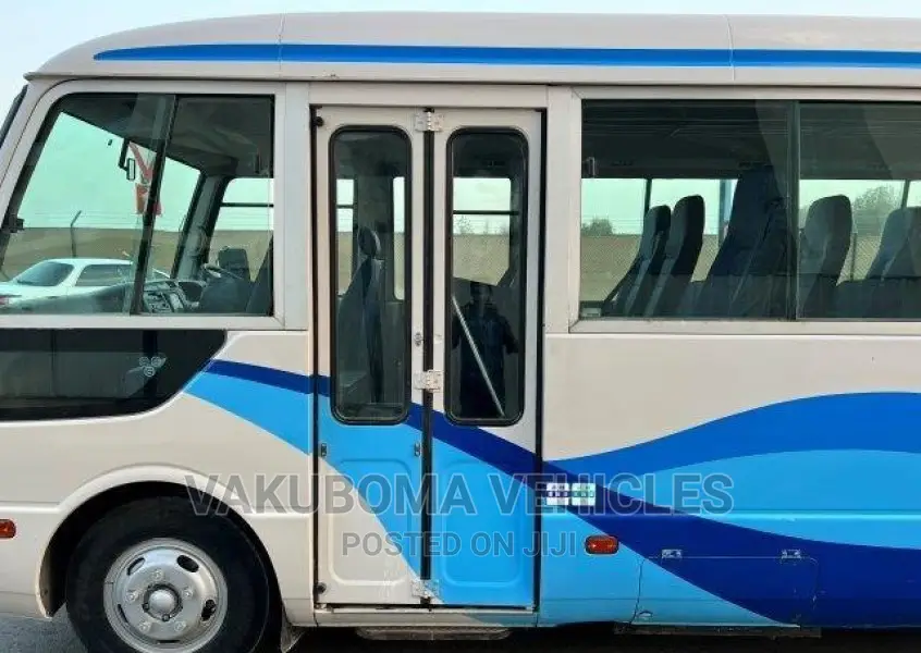 Mitsubishi Fuso Rosa 2000 White