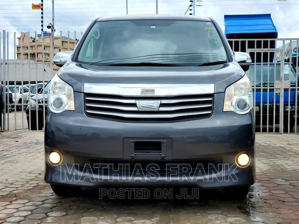 Toyota Noah 2010 Gray