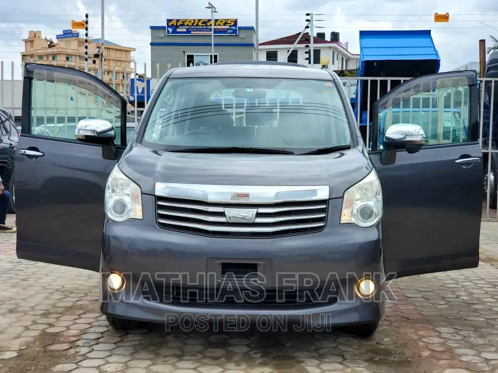 Toyota Noah 2010 Gray