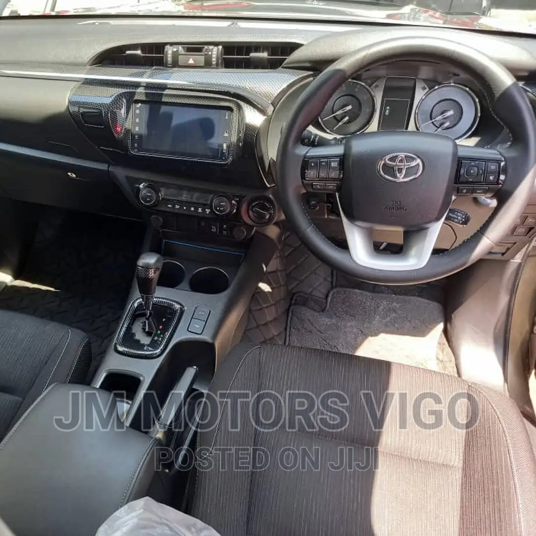 Toyota Hilux 2020 Gray